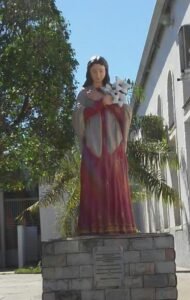 Escultura de Santa Maria Goretti que fica na parte externa da Capela